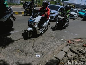 Jalan Rusak di Ciputat Bikin Lalin Tersendat