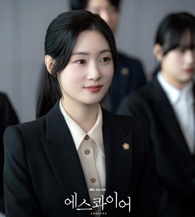 Jung Chae Yeon sendiri didapuk memainkan peran mahasiswa hukum tahun kedua yang bernama Song Ji Woo.