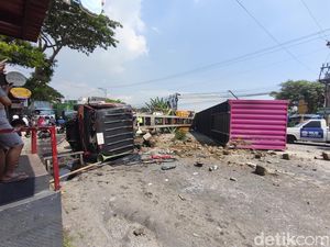 Truk Kontainer Terguling Usai Tabrak Yaris di Semarang Diduga Hilang Kendali