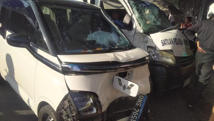 Kecelakaan lalu lintas terjadi di Jalan Pasar Minggu Jaksel. Kecelakaan melibatkan mobil listrik dengan mobil Satuan Pelayanan Pemenuhan Gizi (SPPG). (Dok TMC Polda Metro).