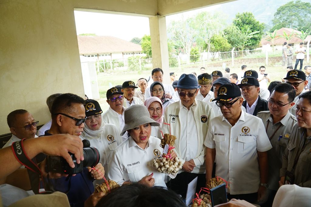 Ketua Komisi IV DPR RI, Siti Hediati Hariyadi alias dikenal dengan Titiek Soeharto memegang bawang putih saat melakukan Kunjungan Kerja di BRMP Sayuran, Lembang, Kamis (9/4/2026). (Dok. Humas Badan Pangan Nasional (Bapanas))