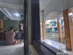 Perjuangan Warga Bojongsoang Terjang Banjir Demi Salat Jumat