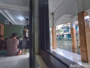 Perjuangan Warga Bojongsoang Terjang Banjir Demi Salat Jumat
