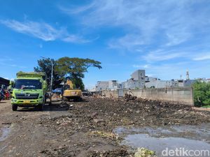Akhirnya Gunungan Sampah di Pasar Induk Kramat Jati Terangkut Semua