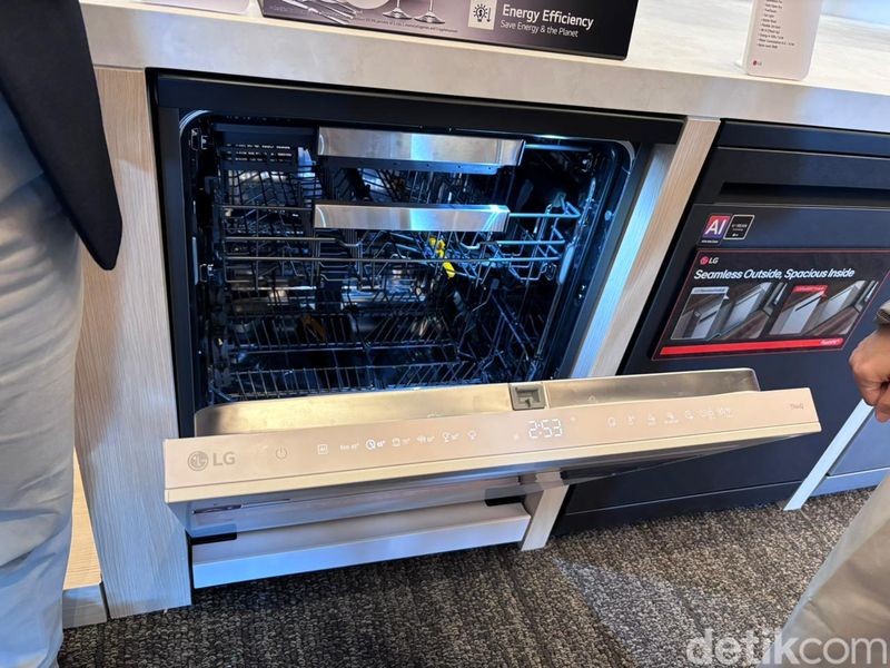 LG Dishwasher dengan support teknologi AI sehingga pencuci piring tak hanya bersih, tapi juga efisien dan tentunya ramah lingkungan.