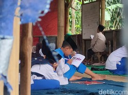 Pilu Siswa Madrasah Cianjur Belajar di Ruangan Tak Berdinding