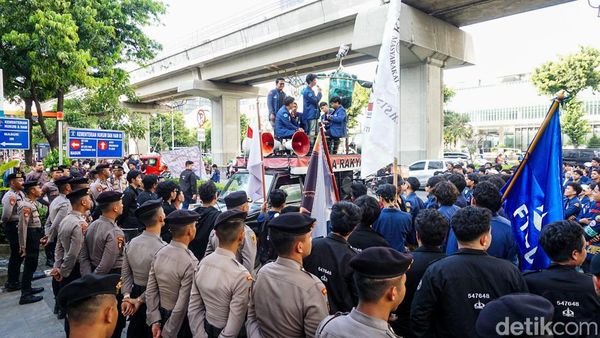 Mahasiswa Trisakti Aksi di Kementerian HAM, Tuntut Keadilan dan Supremasi Sipil