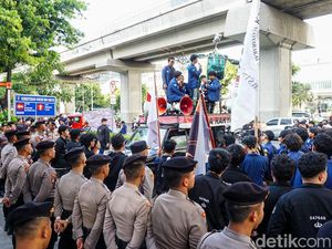 Mahasiswa Trisakti Aksi di Kementerian HAM, Tuntut Keadilan dan Supremasi Sipil
