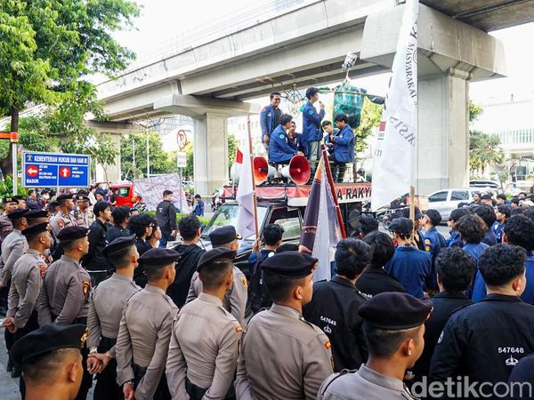 Mahasiswa Trisakti Aksi di Kementerian HAM, Tuntut Keadilan dan Supremasi Sipil