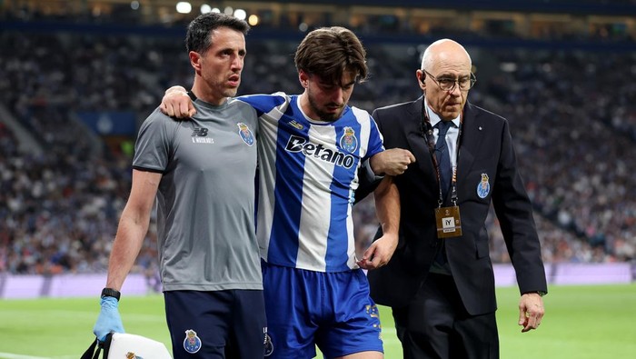 PORTO, PORTUGAL - APRIL 09: Martim Fernandes of FC Porto is helped off the pitch due to an injury during the UEFA Europa League 2025/26 Quarter-Final Leg One match between FC Porto and Nottingham Forest FC at Estadio do Dragao on April 09, 2026 in Po
