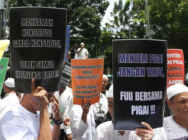 Massa Desak MK Independen dalam Uji UU TNI