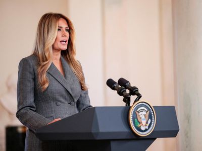 Gaya Formal Melania Trump Saat Bantah Terlibat Skandal Epstein di Gedung Putih