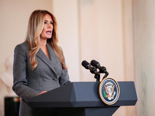 Gaya Formal Melania Trump Saat Bantah Terlibat Skandal Epstein di Gedung Putih