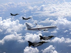 Momen Prabowo Ucapkan Selamat HUT TNI AU Dikawal F-16 dan T50 Golden Eagle