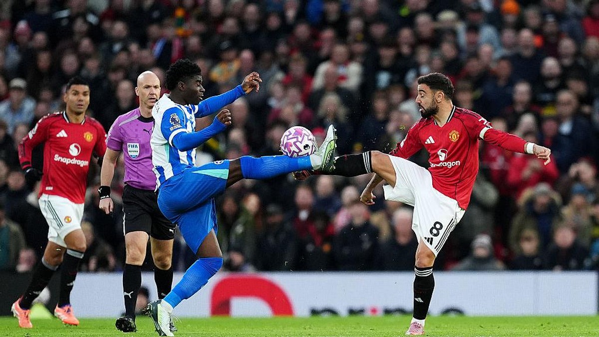 Carlos Baleba (kiri), salah satu pemain incaran  Manchester United musim panas nanti. (PA Images via Getty Images/Martin Rickett - PA Images)