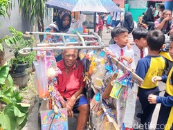 Nasib Pak Tarno Tetap Main Sulap di Sela Jual Mainan Pakai Kursi Roda