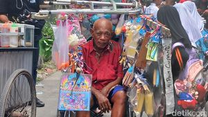 Potret Hari-hari Pak Tarno Keliling Jual Mainan Pakai Kursi Roda