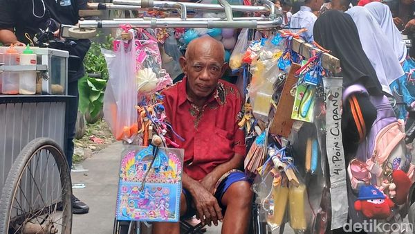 Potret Hari-hari Pak Tarno Keliling Jual Mainan Pakai Kursi Roda