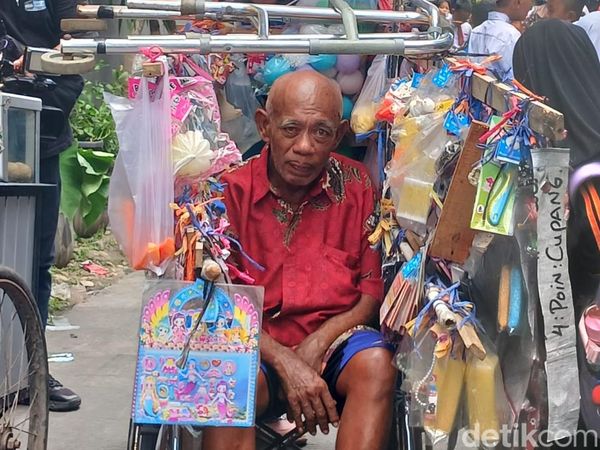 Potret Hari-hari Pak Tarno Keliling Jual Mainan Pakai Kursi Roda