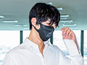 Park Bo Gum Bikin Khawatir Pakai Perban Mata di Bandara, Ini Alasannya