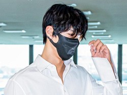 Park Bo Gum Bikin Khawatir Pakai Perban Mata di Bandara, Ini Alasannya