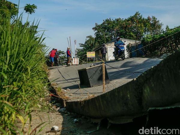 Penampakan Dua Titik Jalan CBL Bekasi Amblas - Longsor
