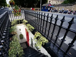 Hotel Nyempil di Bawah Jalan Raya Ini Dulunya Toilet Umum