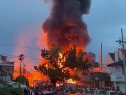 Kebakaran Hebat Terjadi di Gunungsitoli, 17 Ruko Hangus