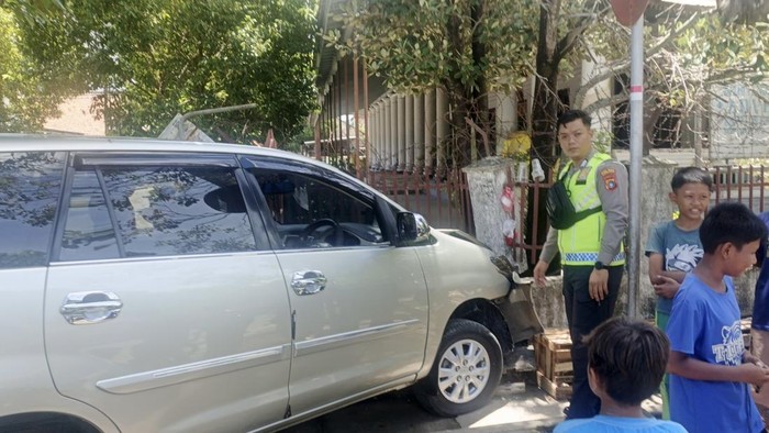 Polisi mengecek TKP dan kondisi mobil.