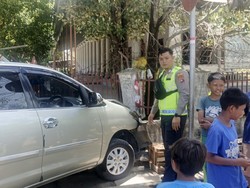 Pria Paruh Baya di Bangka Barat Tewas Tertabrak Mobil Saat Duduk di Trotoar
