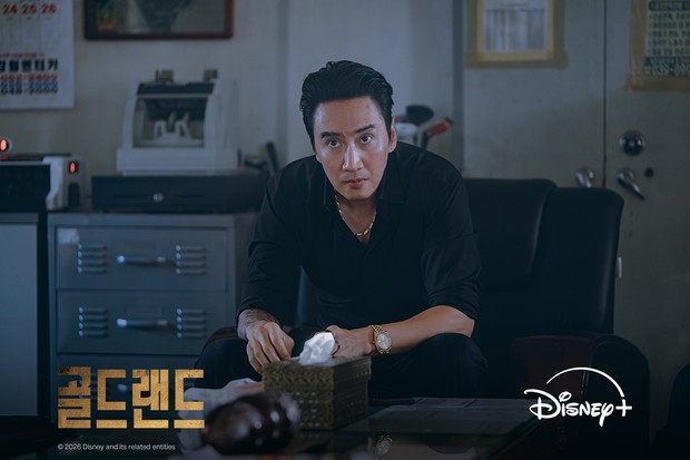 Potret Lee Kwang Soo di Gold Land/ Foto: instagram.com/disneypluskr Potret Lee Kwang Soo di Gold Land/ Foto: instagram.com/disneypluskr