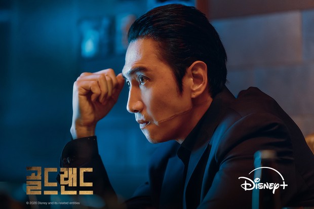 Potret Lee Kwang Soo di Gold Land/ Foto: instagram.com/disneypluskr Potret Lee Kwang Soo di Gold Land/ Foto: instagram.com/disneypluskr