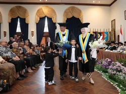 Suami-Istri Ini Bareng-bareng Dikukuhkan Jadi Guru Besar UGM