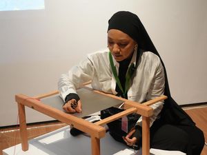 Menyulam Sambil Main Musik di Pameran Seni IWA #4