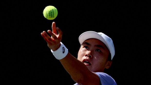 SPO-TEN-WTA-CREDIT-ONE-CHARLESTON-OPEN-2026-DAY-3 CHARLESTON, SOUTH CAROLINA - APRIL 01: Janice Tjen of Indonesia serves to McCartney Kessler of the United States during the Credit One Charleston Open at Credit One Stadium on April 1, 2026 in Charleston, South Carolina. Matthew Stockman/Getty Images/AFP (Photo by MATTHEW STOCKMAN / GETTY IMAGES NORTH AMERICA / Getty Images via AFP)