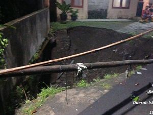 Hujan Lebat dan Angin Kencang Terjang Sleman, Talud Longsor-Pohon Tumbang