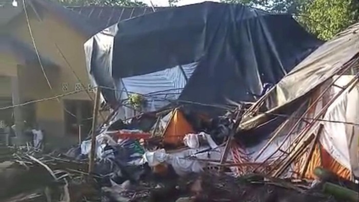 Tenda pernikahan di Bone roboh tertimpa pohon tumbang.