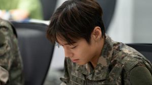 Unik! Cast The Legend Of Kitchen Soldier Baca Skrip Pakai Baju Tentara