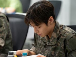 Unik! Cast The Legend Of Kitchen Soldier Baca Skrip Pakai Baju Tentara