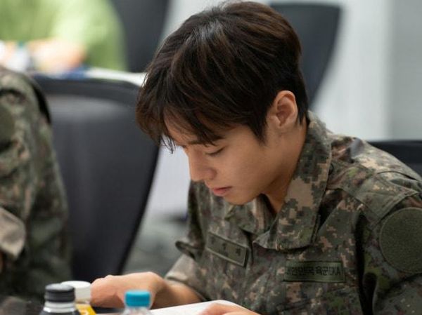 Unik! Cast The Legend Of Kitchen Soldier Baca Skrip Pakai Baju Tentara