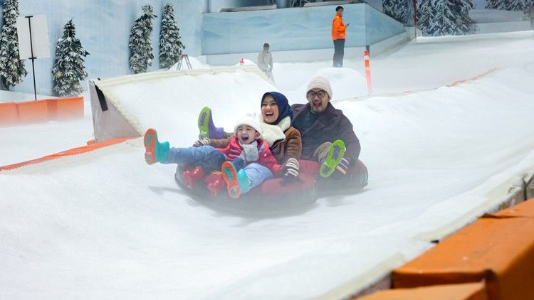 Trans Snow adalah wisata taman bermain salju indoor terbesar di Indonesia dan Asia Tenggara. Di sini, kamu bisa merasakan permainan ski, kereta gantung, seluncuran ban.
