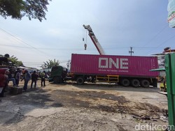 Truk Kontainer Terguling di Ngaliyan Dievakuasi Usai 5 Jam, Lalin Mulai Normal