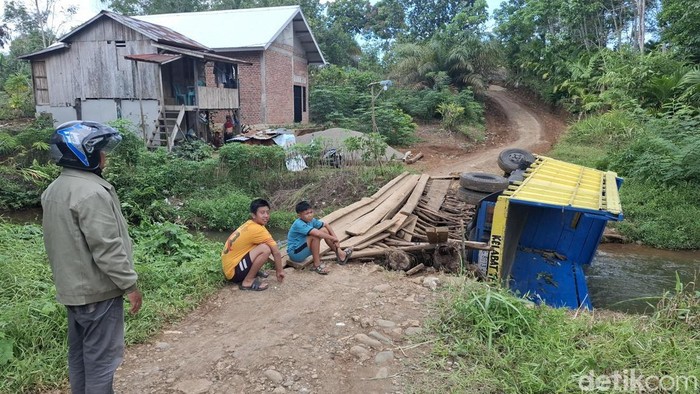 Truk muatan kursi dan tenda terjun ke sungai di Lubuklinggau