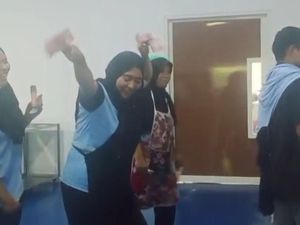 Video: Heboh Relawan SPPG Joget dan Tebar-tebar Uang di Dapur