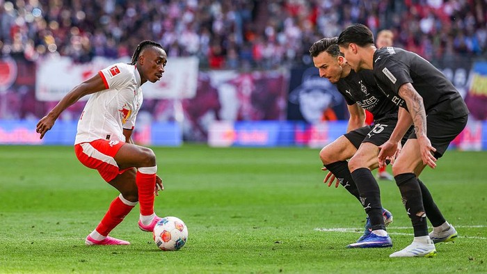 11 April 2026, Saxony, Leipzig: Soccer, Men: Bundesliga, RB Leipzig - Borussia Mönchengladbach, Matchday 29, Red Bull Arena. Yan Diomandé (l-r, RB Leipzig) and Haris Tabakovic (Borussia Mönchengladbach) and Kevin Diks (Borussia Mönchengladbach) f