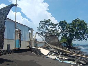 Abrasi Pantai Monggalan Parah, Warga Butuh Direlokasi Secepatnya