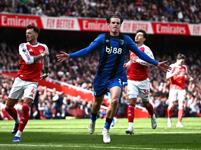 Soccer Football - Premier League - Arsenal v AFC Bournemouth - Emirates Stadium, London, Britain - April 11, 2026 AFC Bournemouth's Alex Scott celebrates scoring their second goal REUTERS/Dylan Martinez EDITORIAL USE ONLY. NO USE WITH UNAUTHORIZED AUDIO, VIDEO, DATA, FIXTURE LISTS, CLUB/LEAGUE LOGOS OR 'LIVE' SERVICES. ONLINE IN-MATCH USE LIMITED TO 120 IMAGES, NO VIDEO EMULATION. NO USE IN BETTING, GAMES OR SINGLE CLUB/LEAGUE/PLAYER PUBLICATIONS. PLEASE CONTACT YOUR ACCOUNT REPRESENTATIVE FOR FURTHER DETAILS..