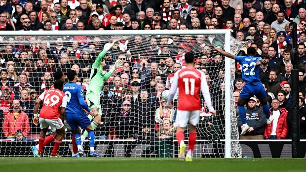 Arsenal vs Bournemouth Soccer Football - Premier League - Arsenal v AFC Bournemouth - Emirates Stadium, London, Britain - April 11, 2026 AFC Bournemouth's Junior Kroupi scores their first goal REUTERS/Dylan Martinez EDITORIAL USE ONLY. NO USE WITH UNAUTHORIZED AUDIO, VIDEO, DATA, FIXTURE LISTS, CLUB/LEAGUE LOGOS OR 'LIVE' SERVICES. ONLINE IN-MATCH USE LIMITED TO 120 IMAGES, NO VIDEO EMULATION. NO USE IN BETTING, GAMES OR SINGLE CLUB/LEAGUE/PLAYER PUBLICATIONS. PLEASE CONTACT YOUR ACCOUNT REPRESENTATIVE FOR FURTHER DETAILS..