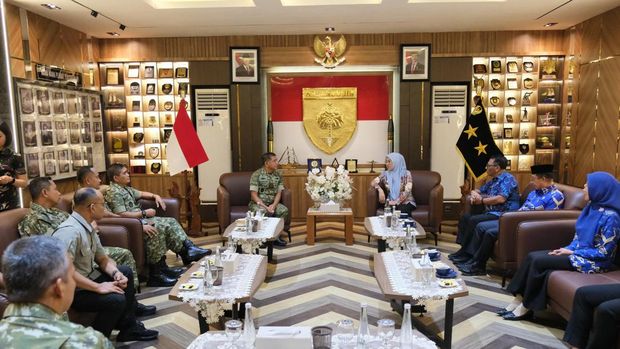 Bupati Gowa Husniah Talenrang saat berjumpa dengan Pangdam Hasanuddin Mayjen Bangun Nawoko. Dokumen Istimewa