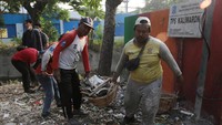 Harga Plastik Naik, Pemilahan Sampah Liar Marak di TPS Surabaya